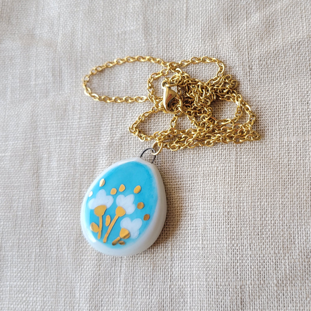 Porcelain necklace with gold "White flowers"