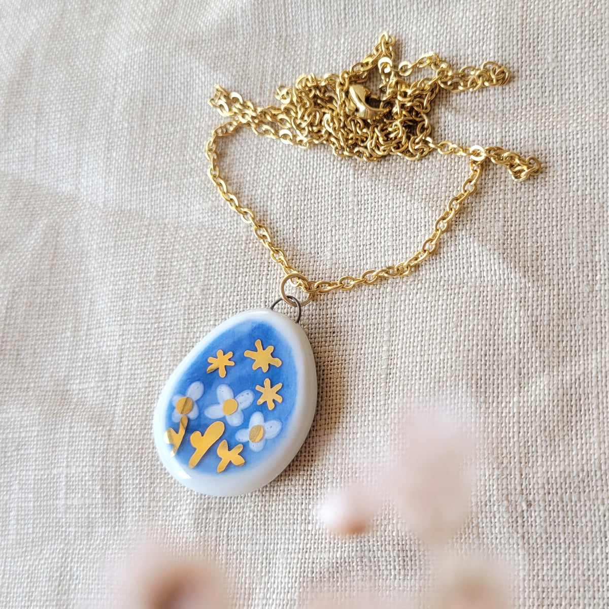 Porcelain necklace with gold "Flowers in the night"