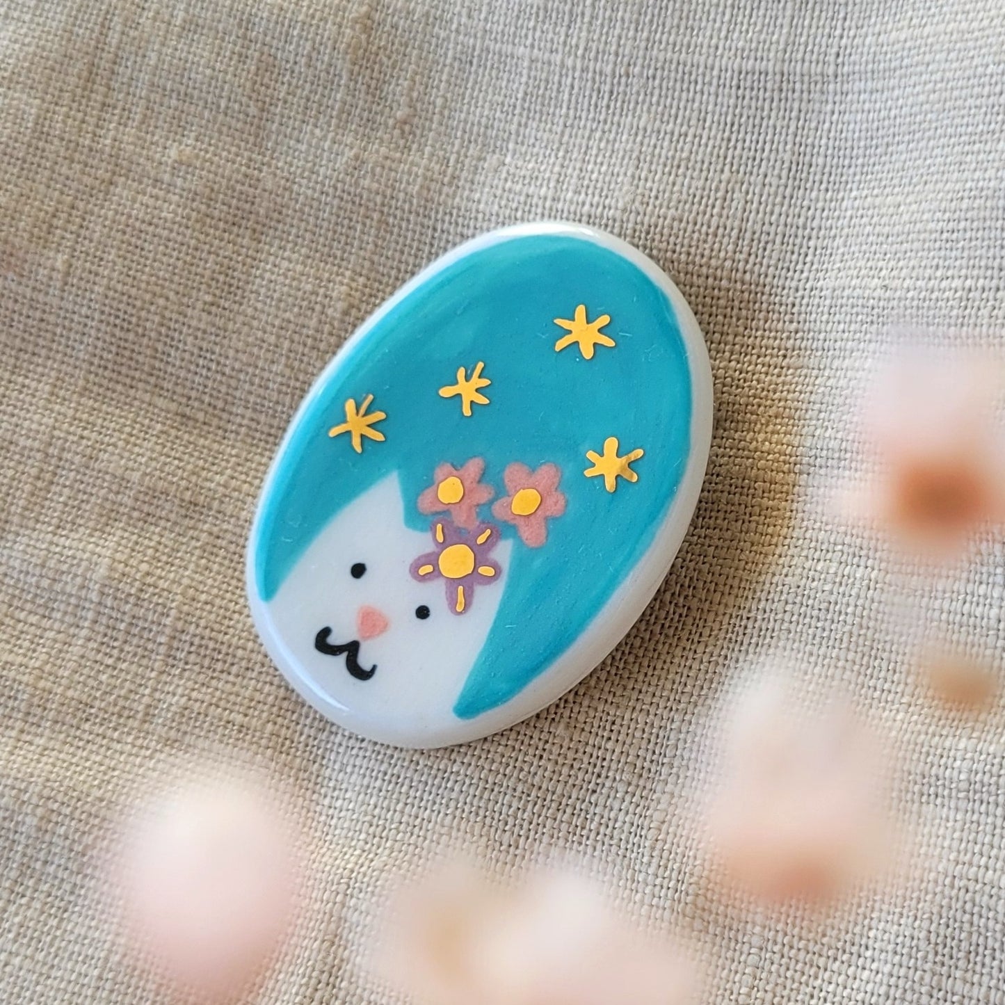 Porcelain brooch with gold "Mrs. Meow"