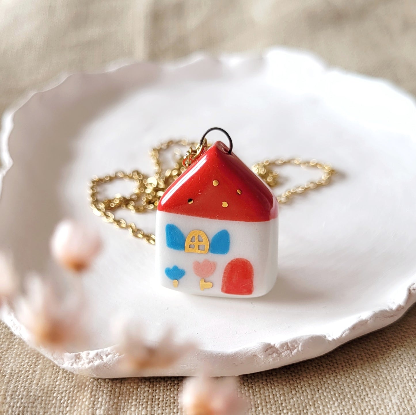 Porcelain necklace with gold "Red house"