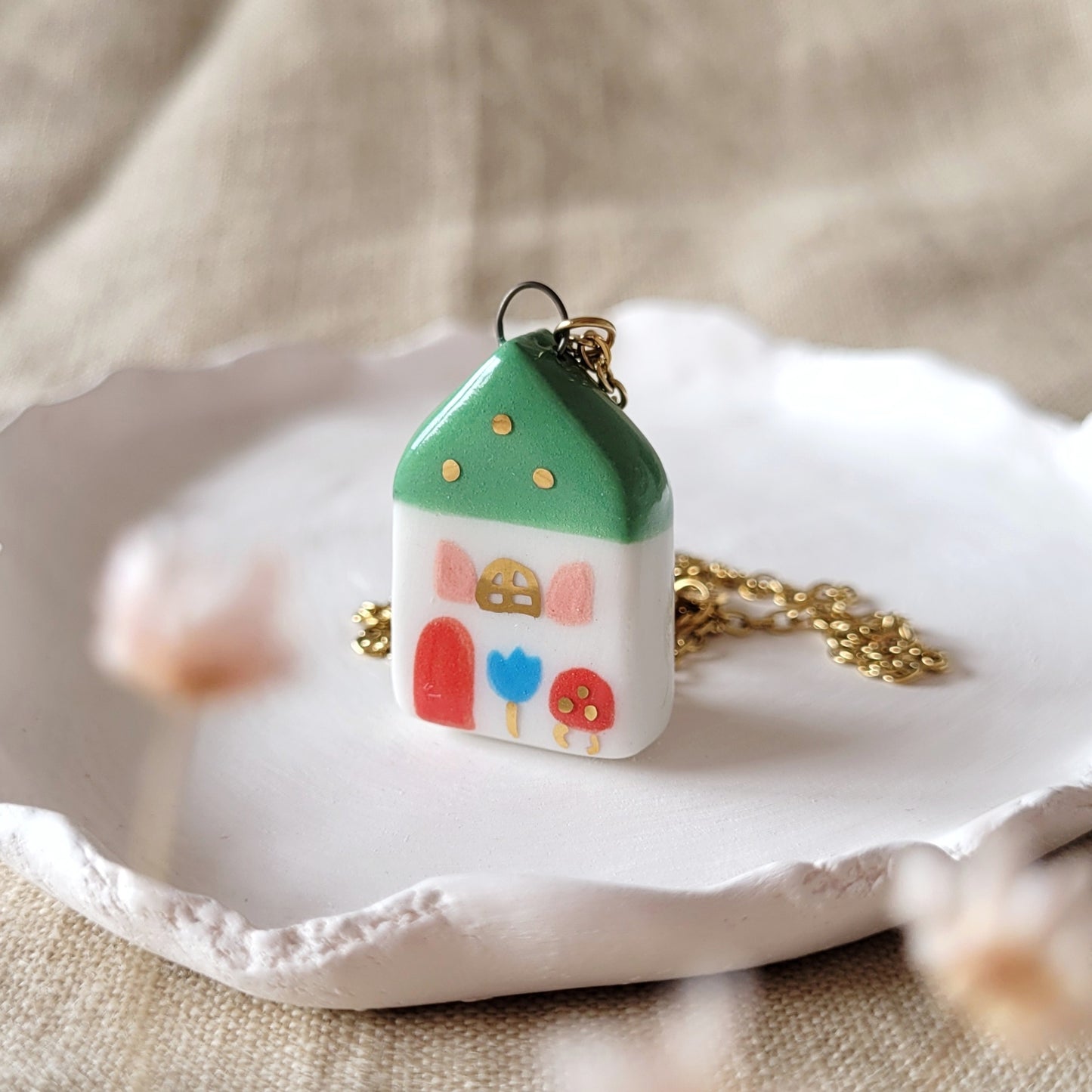 Porcelain necklace with gold "Green house"