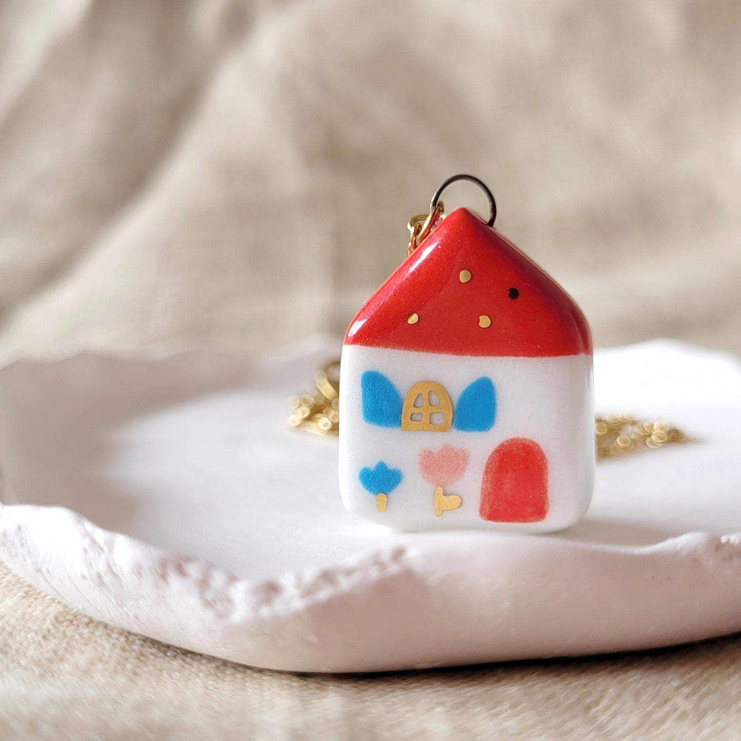 Porcelain necklace with gold "Red house"