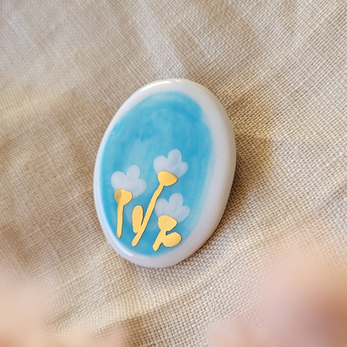 Porcelain brooch with gold "White flowes"