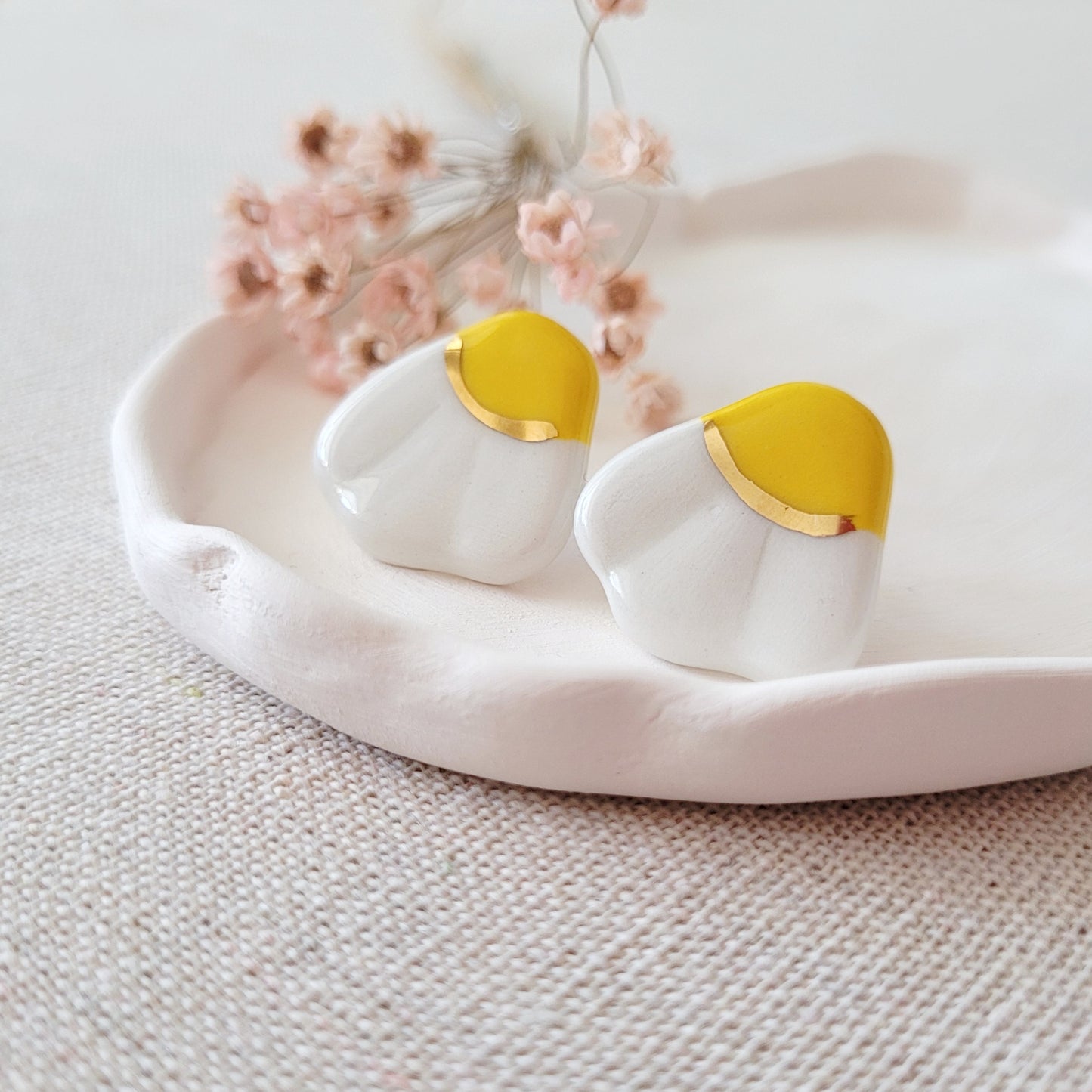 Porcelain stud earrings with gold "White and yellow daisies"