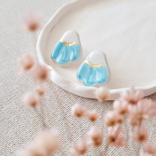 Porcelain stud earrings with gold "White and blue daisies"