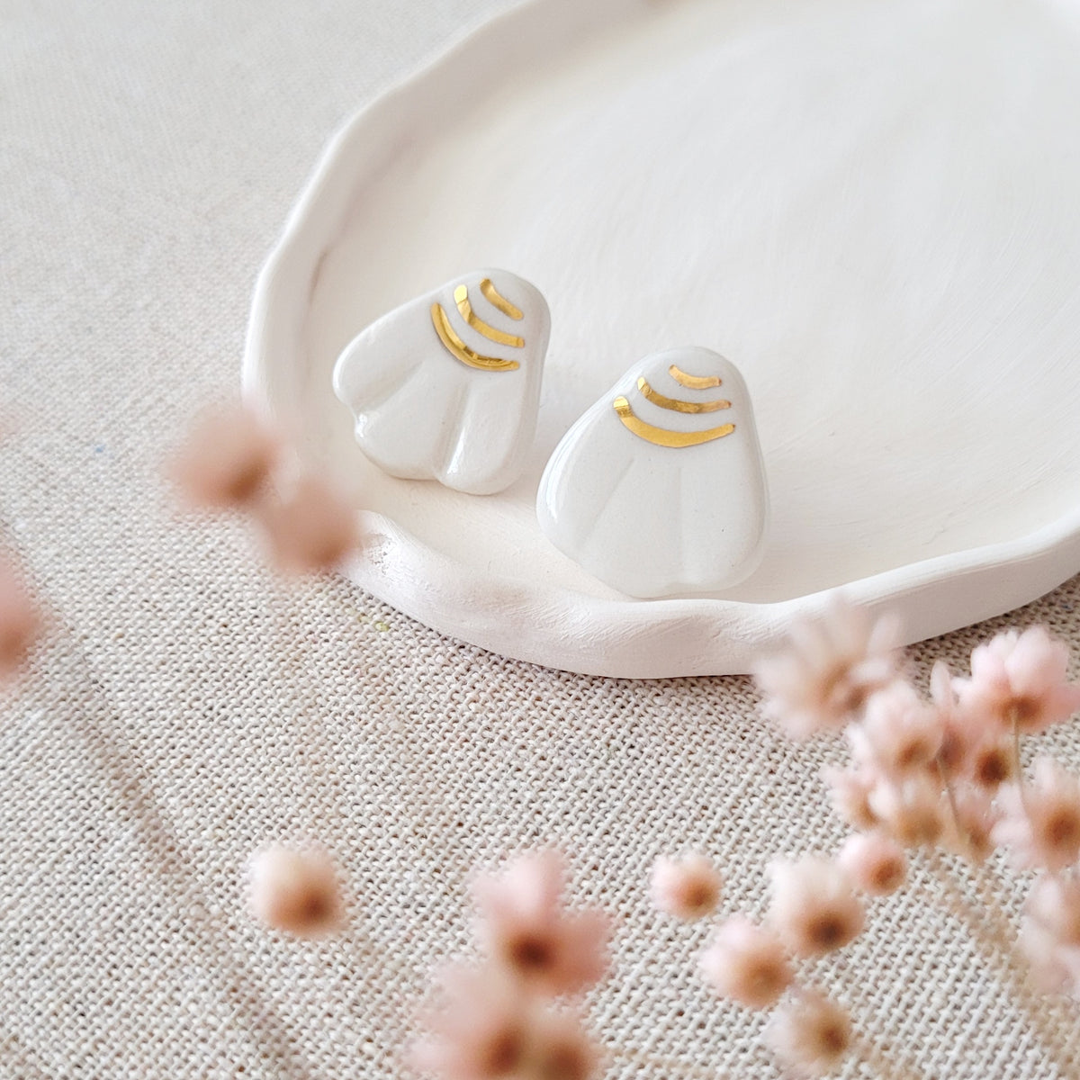 Porcelain stud earrings with gold "White and gold daisies"