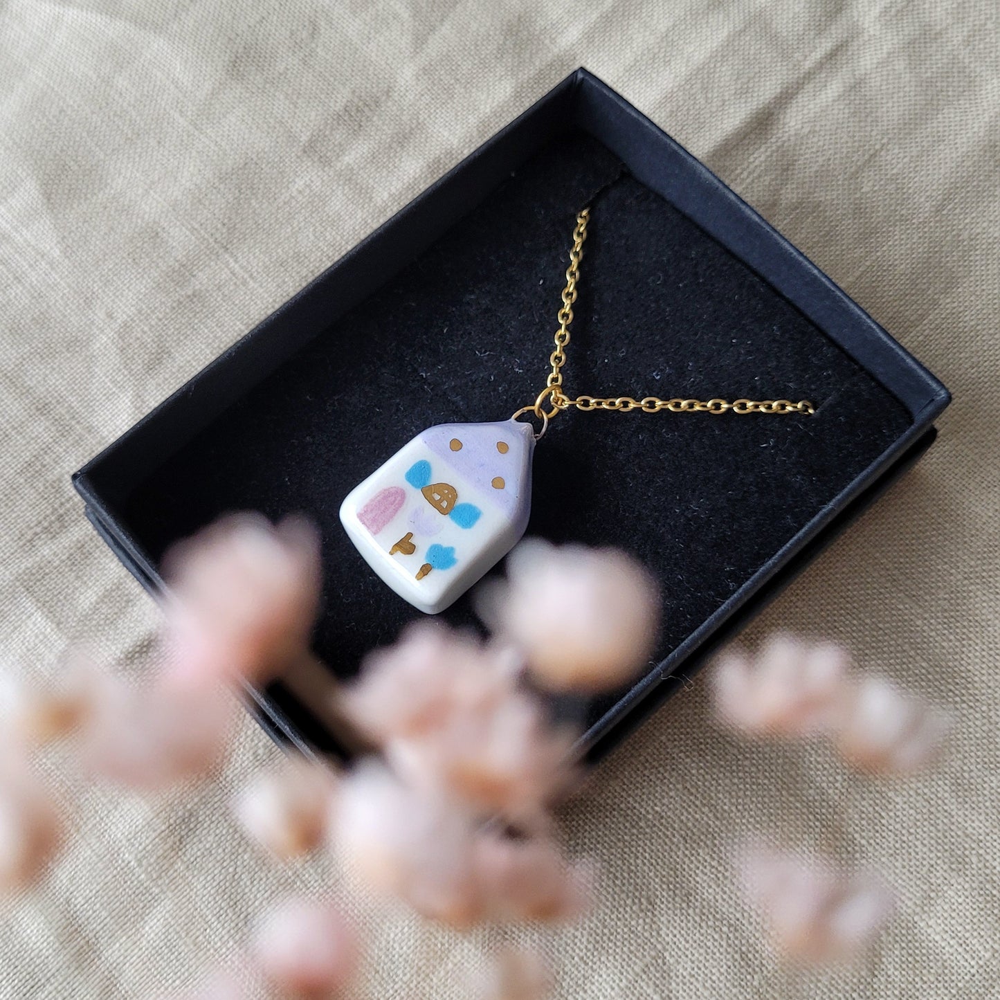 Porcelain necklace with gold "Purple house"