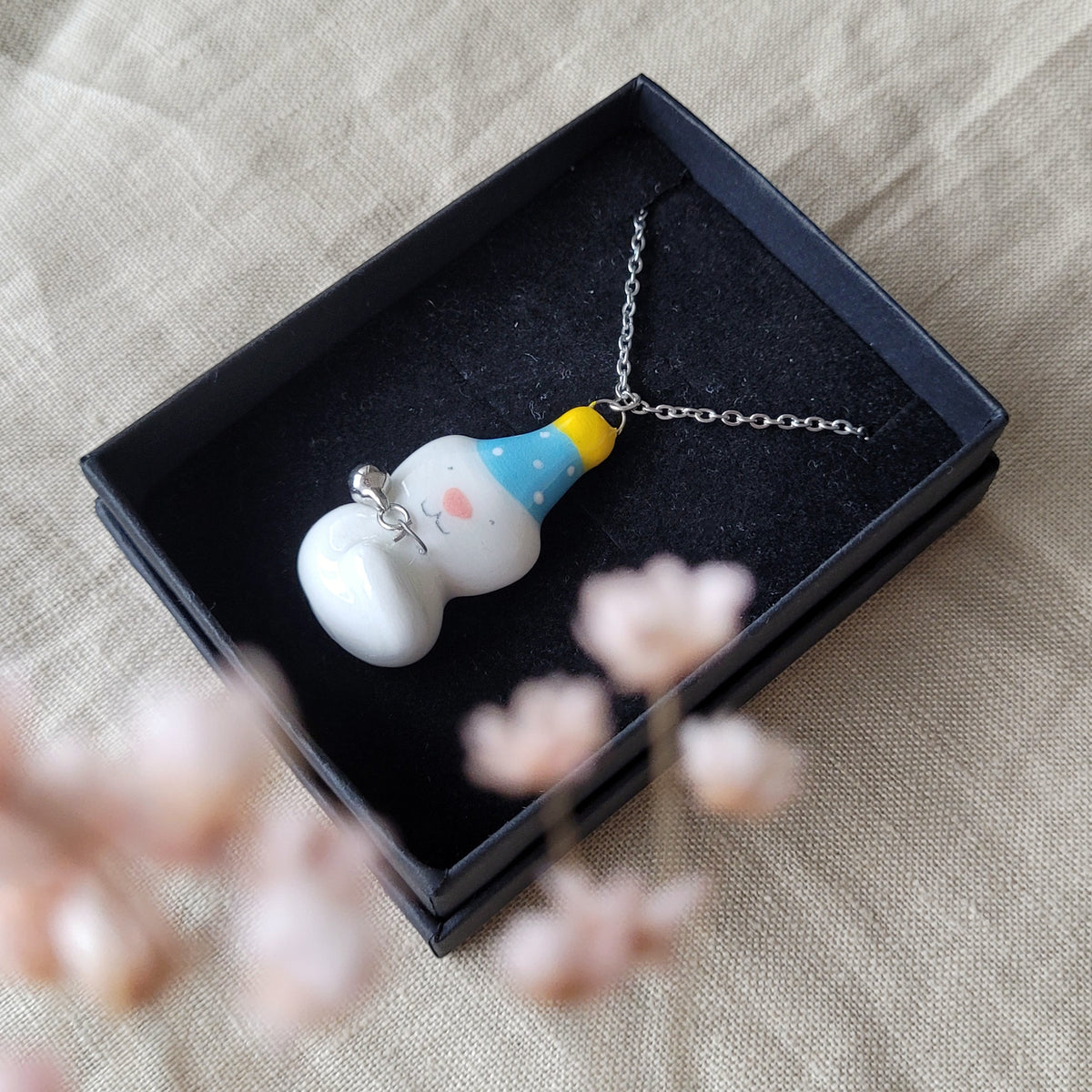 Porcelain necklace "Big party kitty with bell"